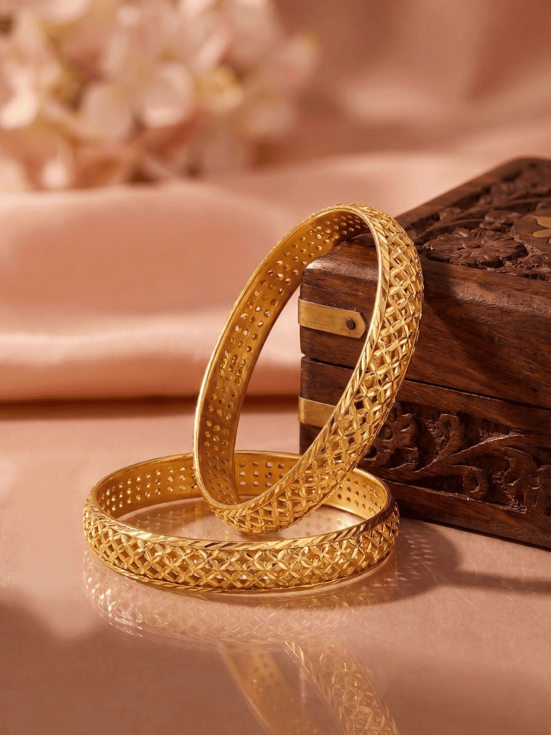 Jewar Mandi Set of 2 Gold-Plated Net & Etching Textured Bangles