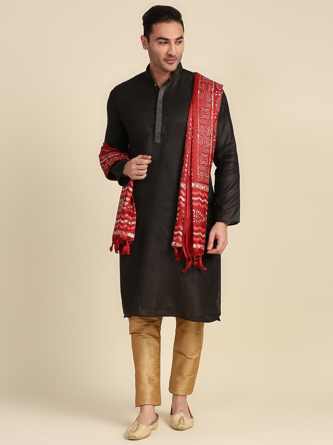

Dupatta Bazaar Men Maroon & Off White Ethnic Motifs Printed Dupatta
