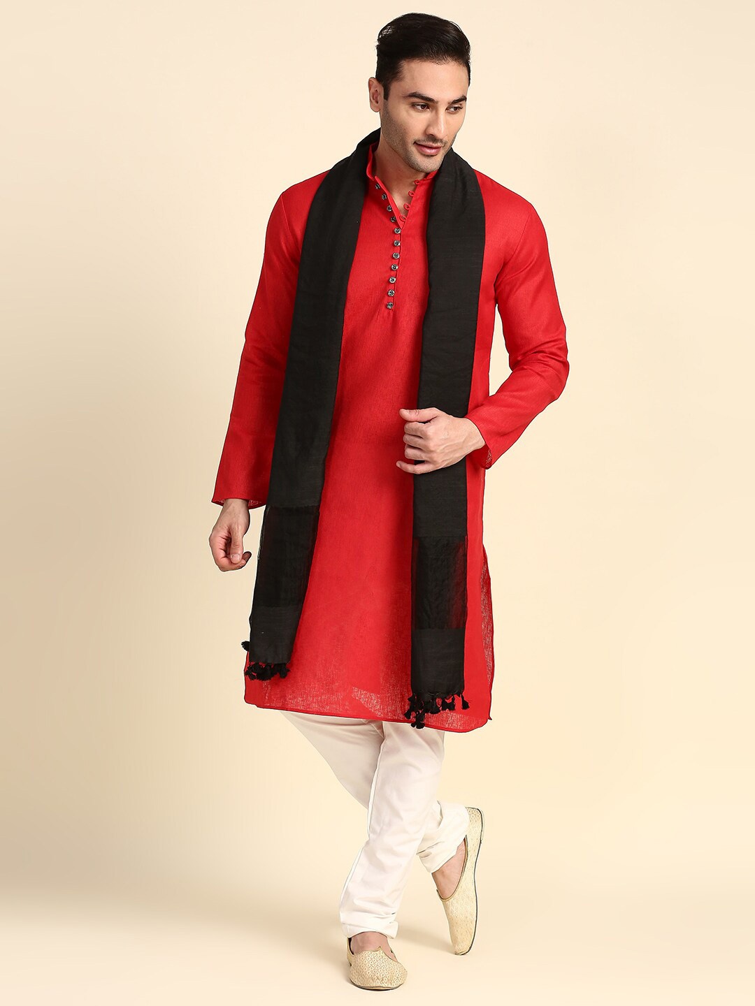 

Dupatta Bazaar Men Black Tasselled Linen Dupatta