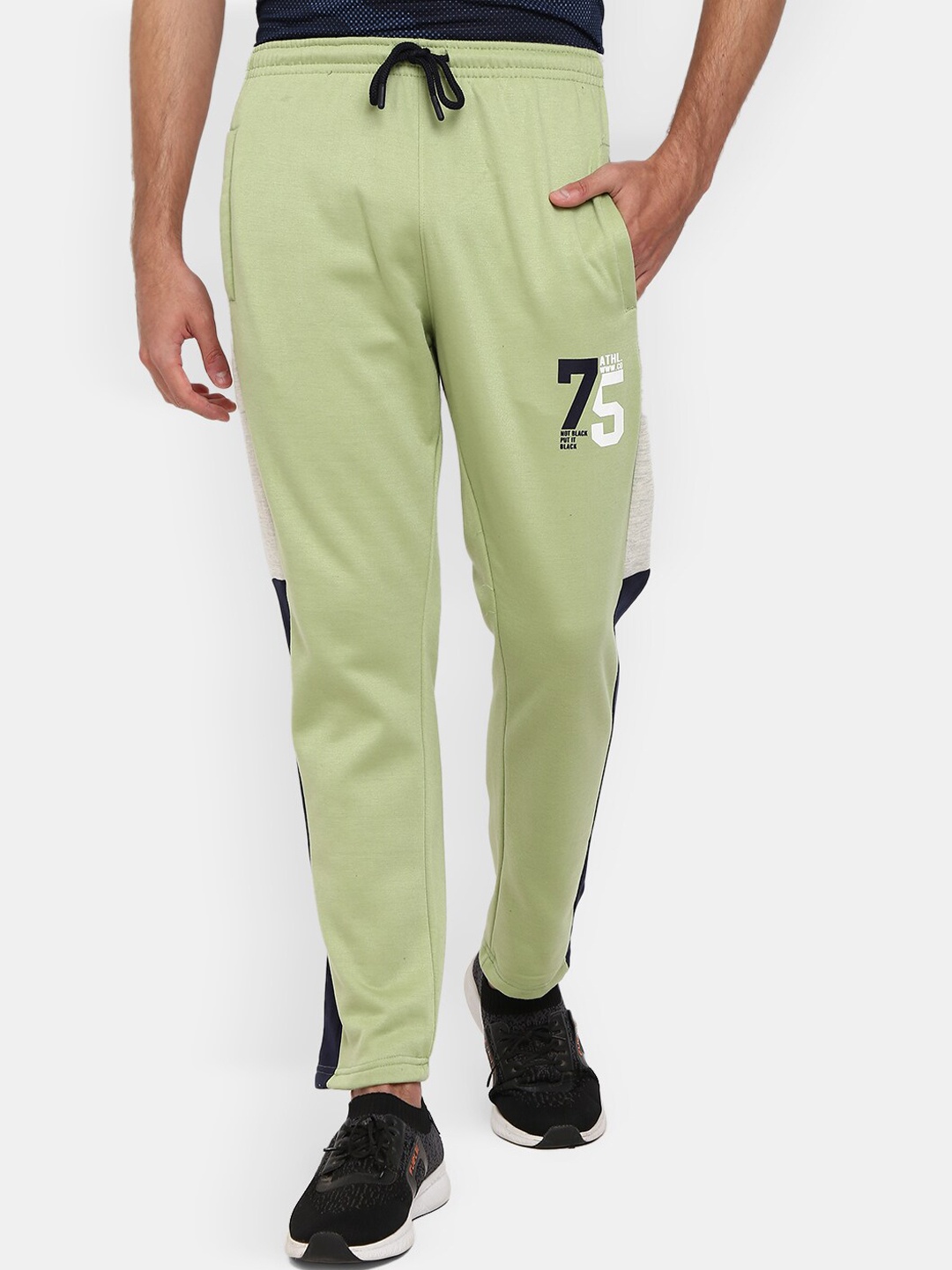 

V-Mart Men Green Solid Cotton Track Pant