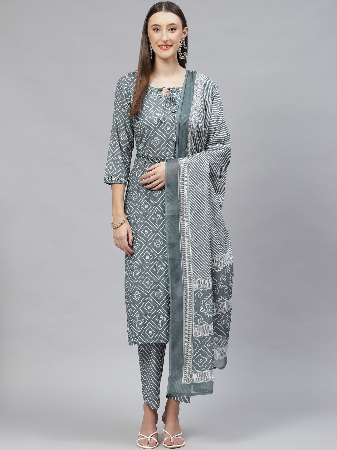 

SERONA FABRICS Women Teal Bandhani Printed Pure Cotton Kurta with Trousers & With Dupatta