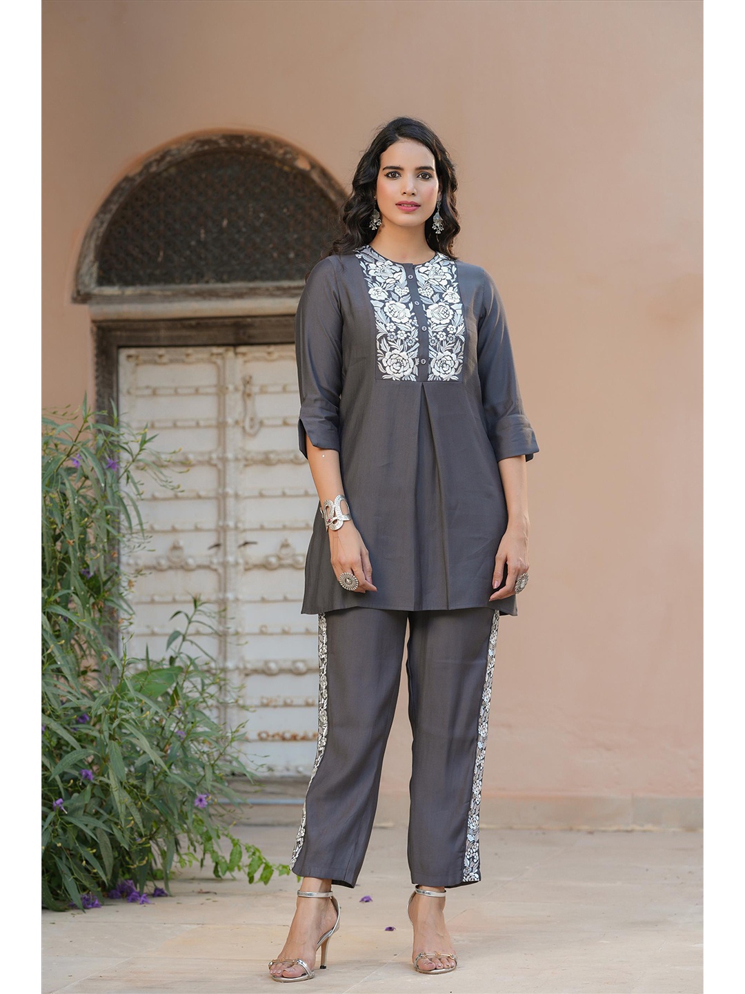 

SCAKHI Women Grey Floral Printed Kurta with Trousers