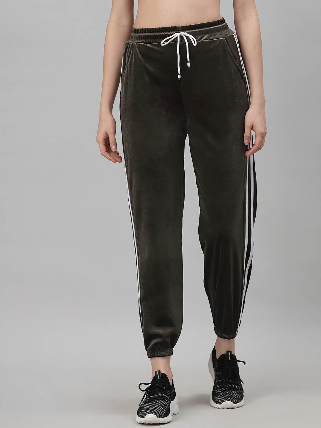 

NEUDIS Women Olive & White Solid Joggers