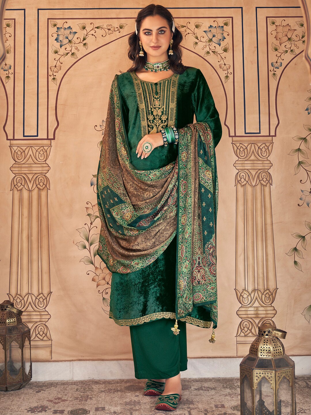 

Stylee LIFESTYLE Green & Gold-Toned Embroidered Velvet Unstitched Dress Material