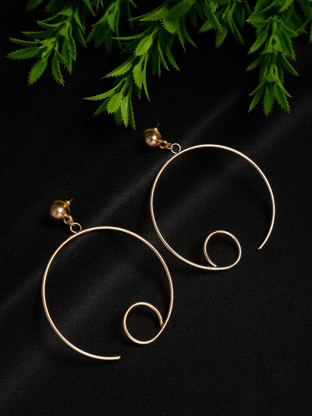 

Madame Rose Gold Circular Hoop Earrings