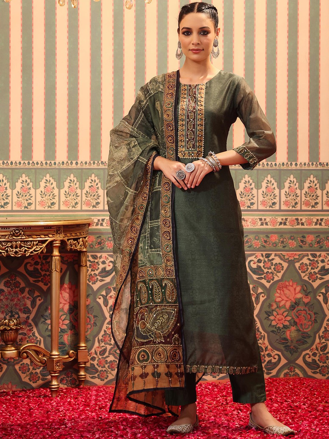 

SCAKHI Women Green Ethnic Motifs Gotta Patti Chanderi Silk Kurta with Trousers & With Dupatta