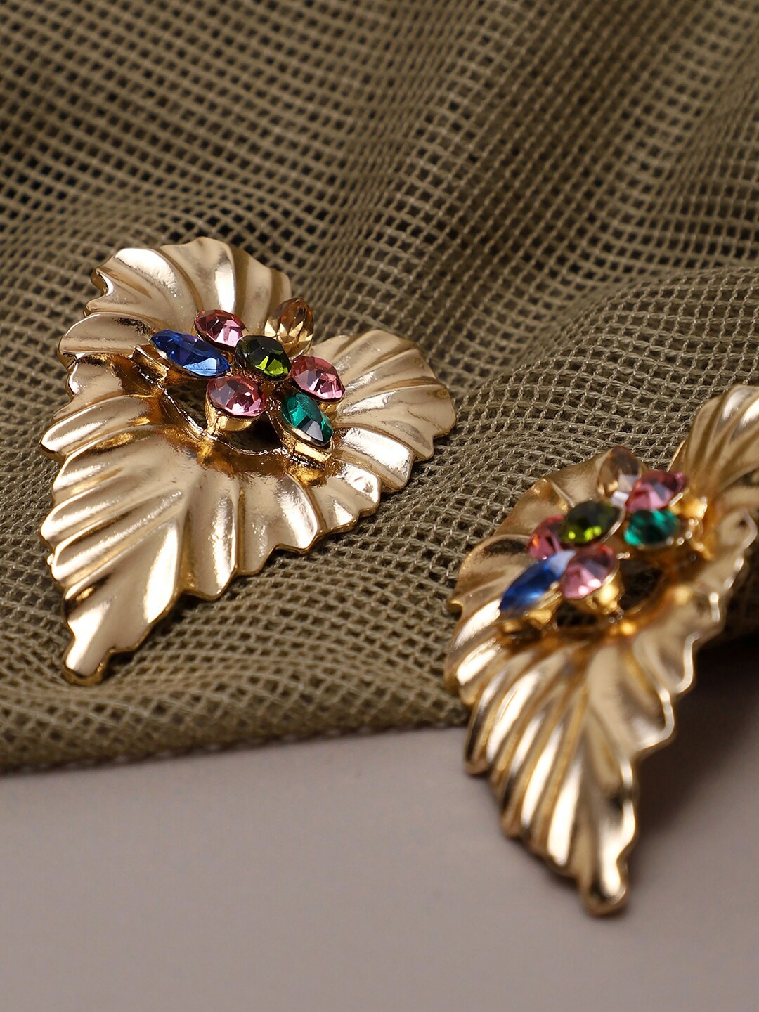 

SOHI Gold-Toned Leaf Shaped Drop Earrings