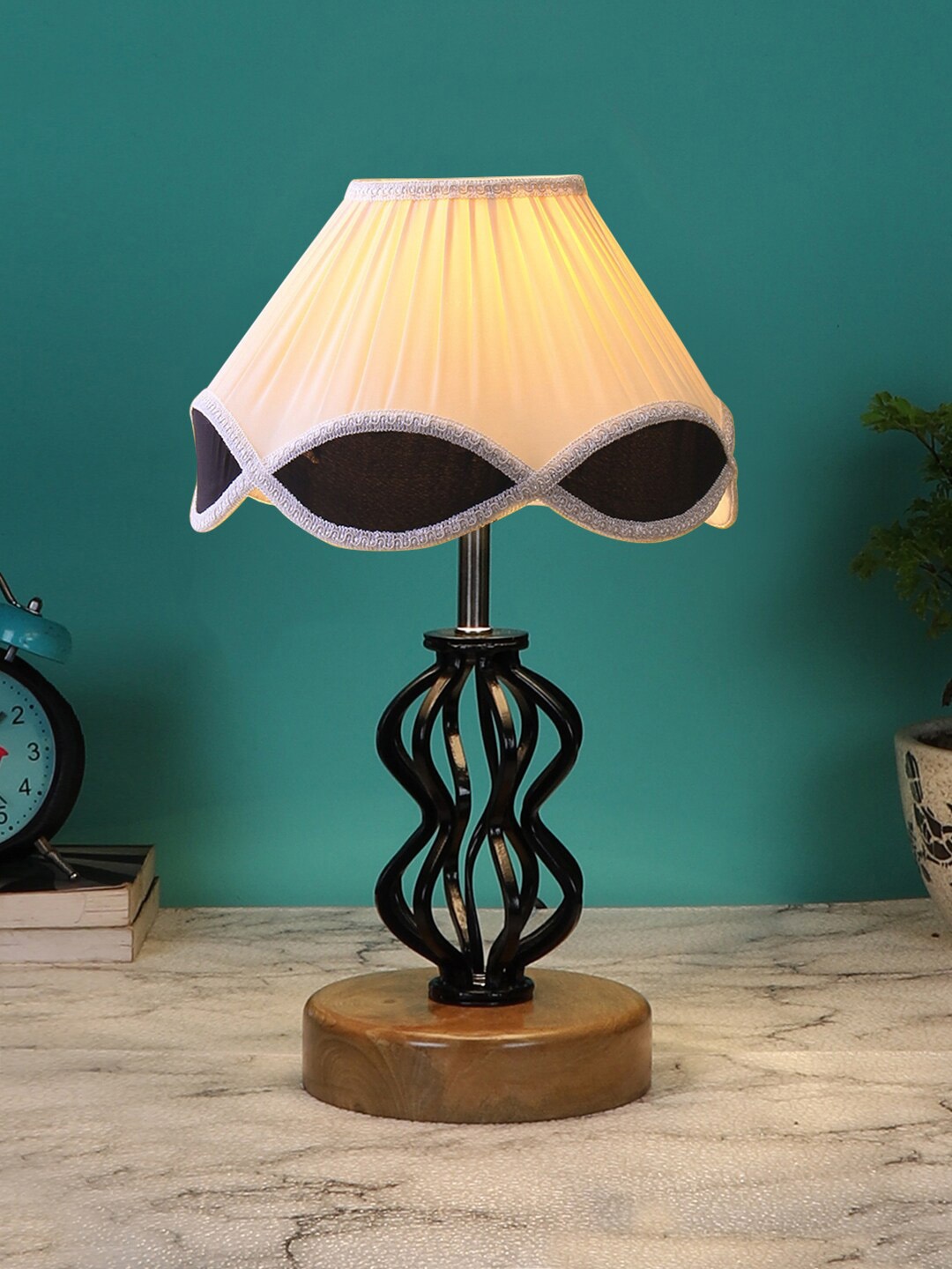 

Devansh Black Solid Traditional Frustum Table Lamp
