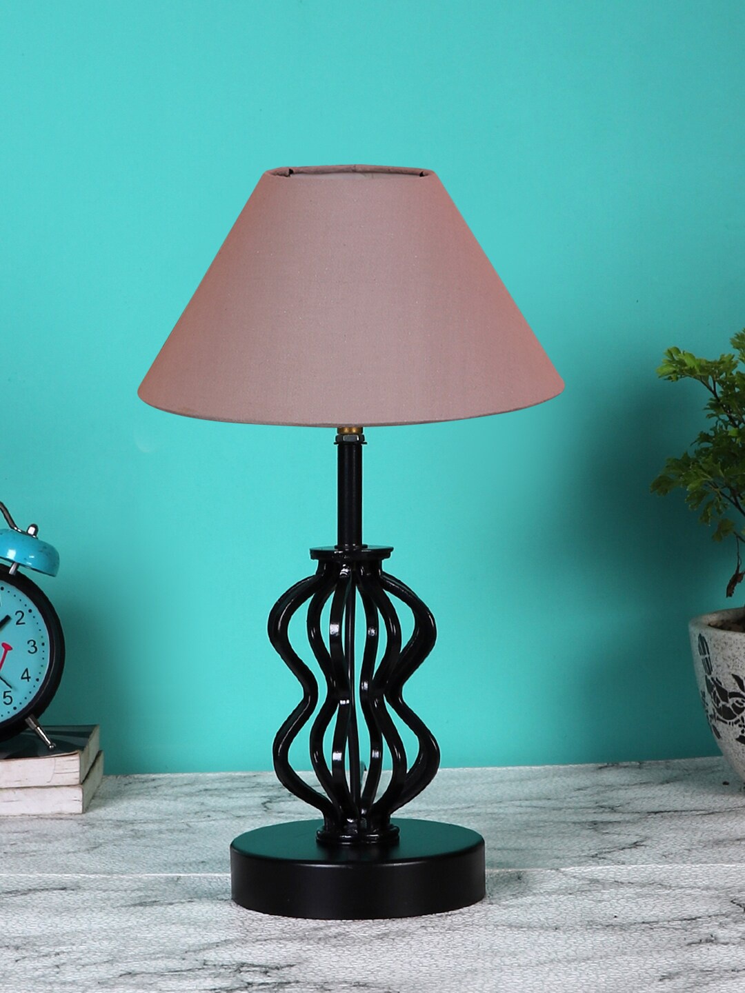 

Devansh Grey & Black Solid Metal Table Lamp