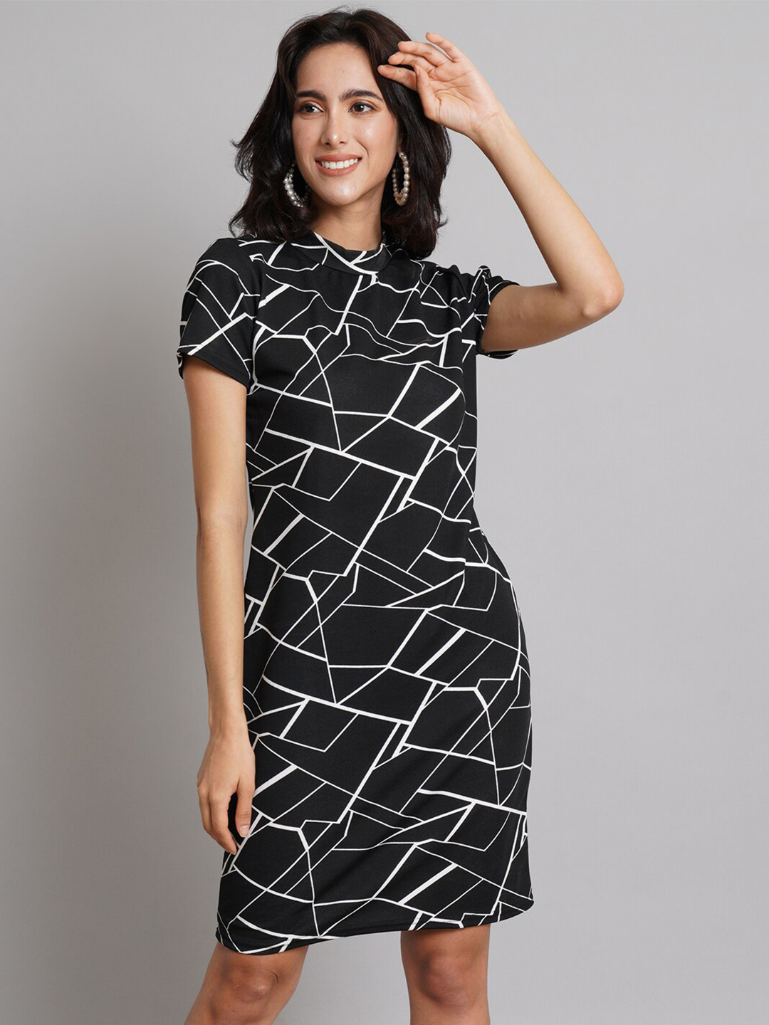 

Risirioutfit Women Black & White Printed Sheath Dress