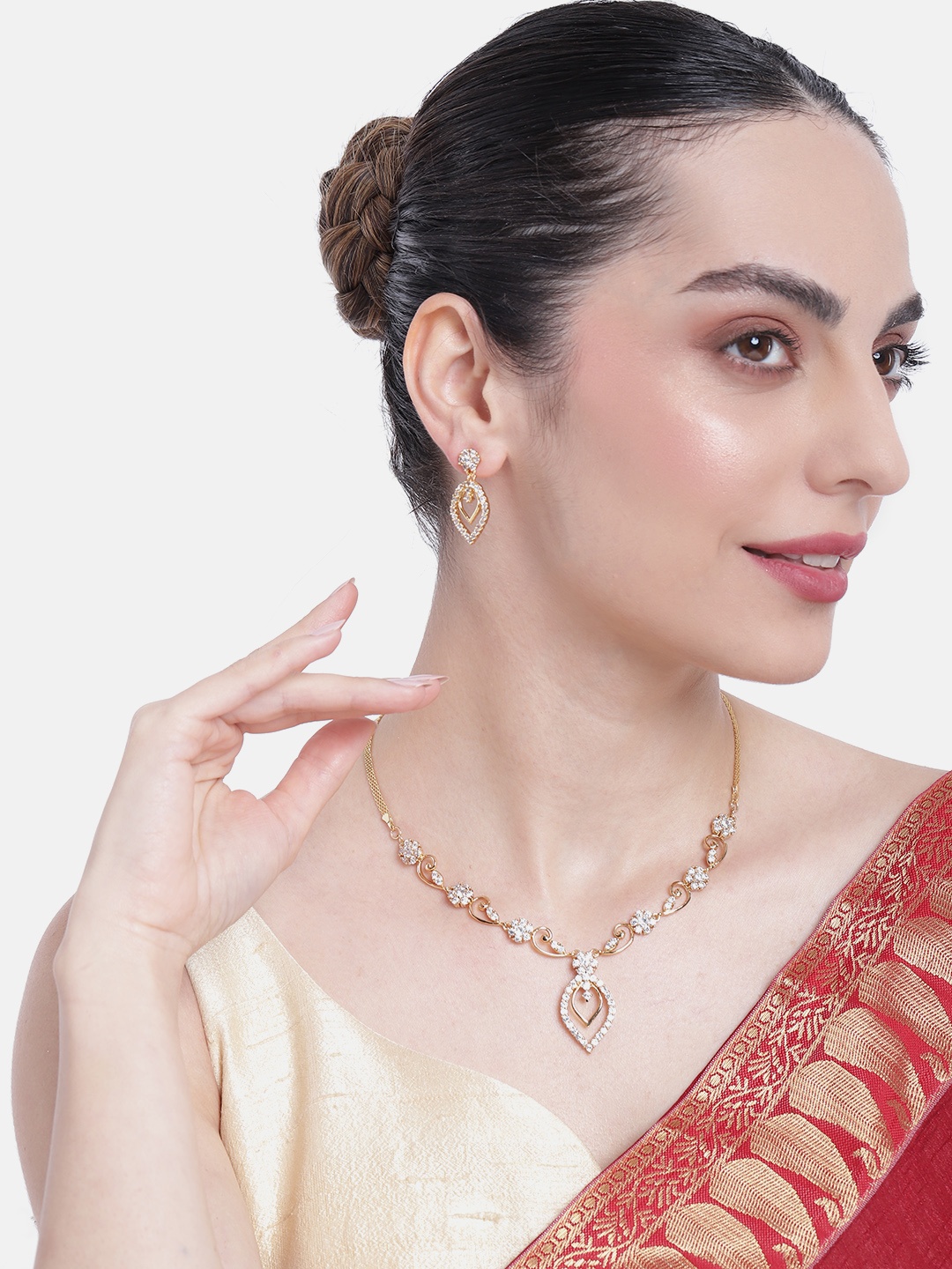 

Estele Gold Plated Mesmerizing Jewellery Set