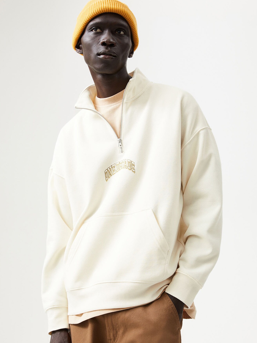

H&M Men Cream-Coloured Solid Mock Neck Sweatshirt