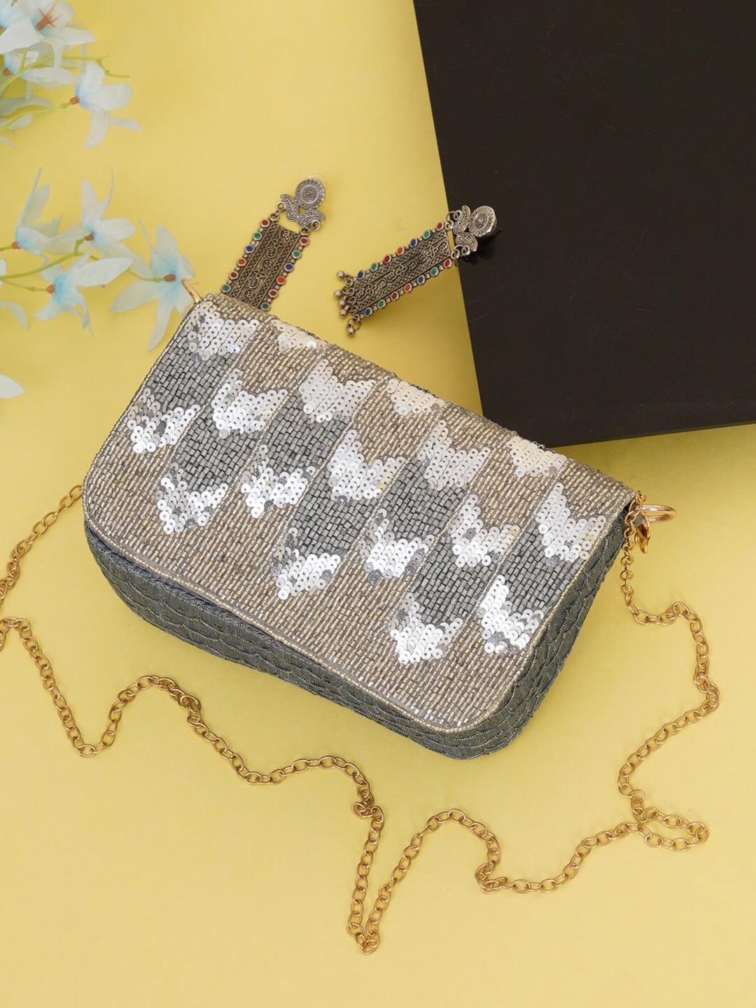 

FABBHUE Silver-Toned & Gold-Toned Embellished Box Clutch