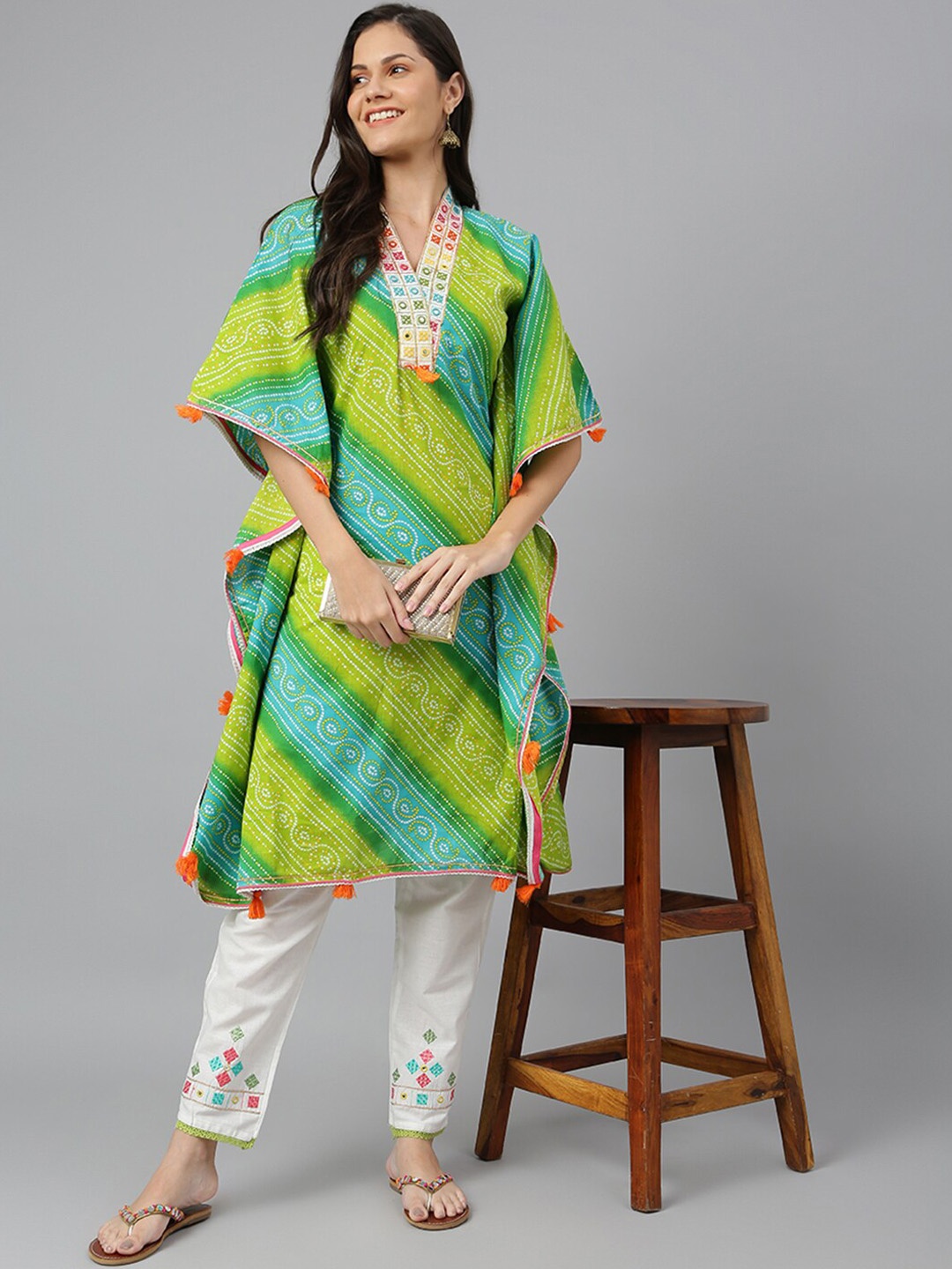 

Kiana Women Green Printed Kurta with Trousers