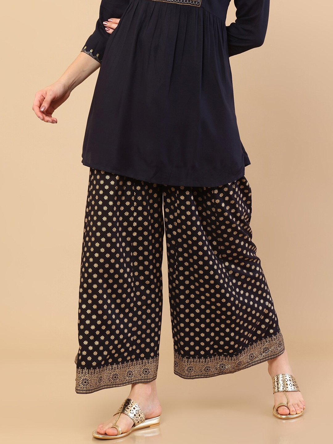 

Soch Women Black & Cream-Coloured Floral Printed Palazzos