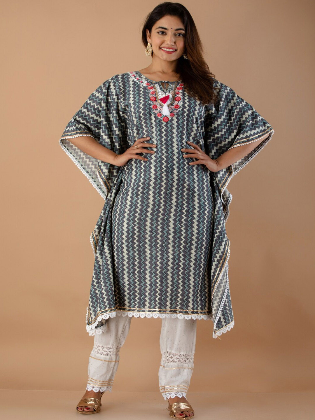 

RUHAZAT Women Grey Printed Kurta with Trousers