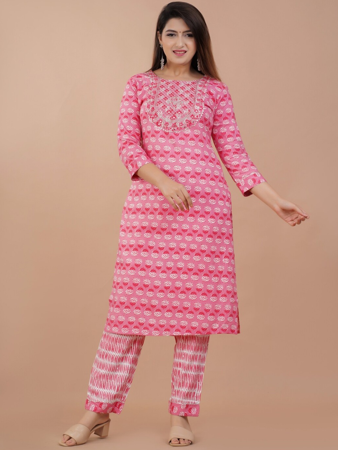 

RUHAZAT Women Pink Floral Printed Kurta with Trousers