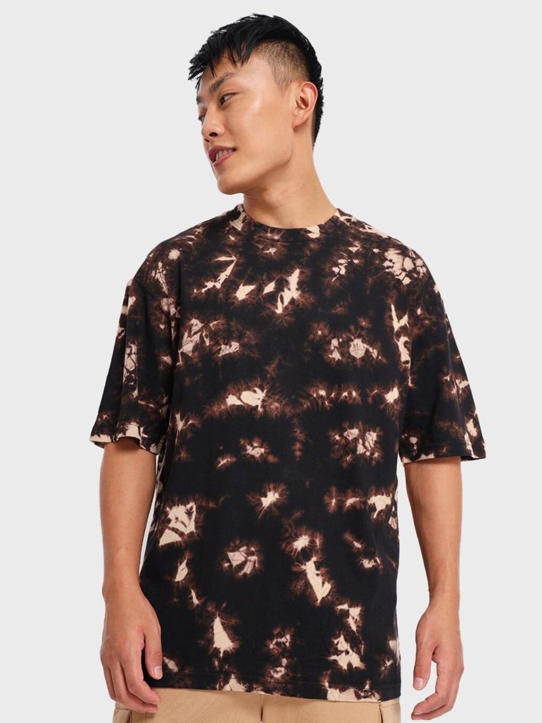 

Bewakoof Men Brown Floral Dyed Mandarin Collar Loose T-shirt
