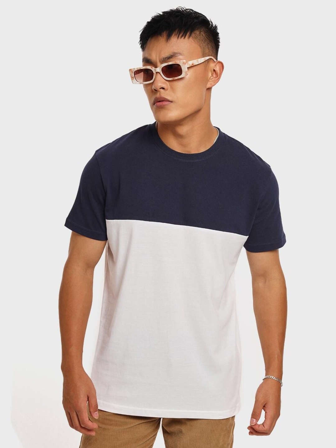 

Bewakoof Men White & Navy Blue Colourblocked Cotton T-shirt