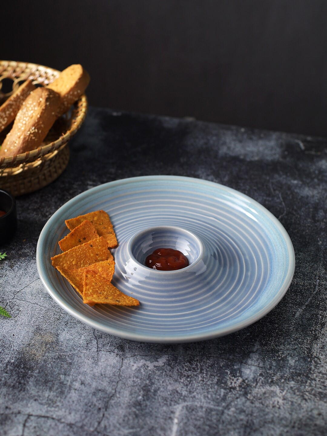 

Aapno Rajasthan Blue Ceramic Stylish Chip & Dip Platter With Fixed Dip Bowl