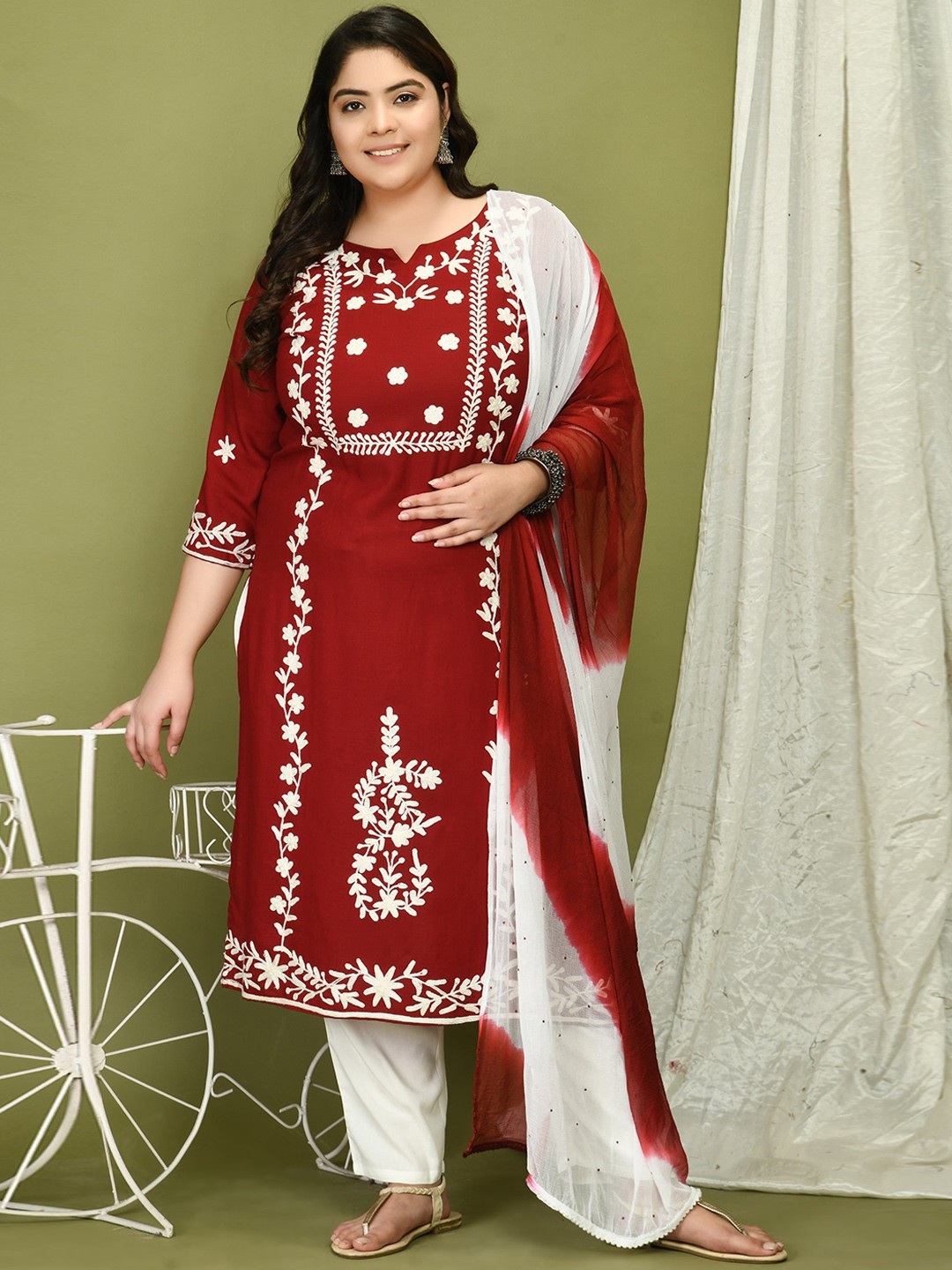 

PrettyPlus by Desinoor com Women Maroon Embroidered Thread Work Kurta with Trousers & With Dupatta