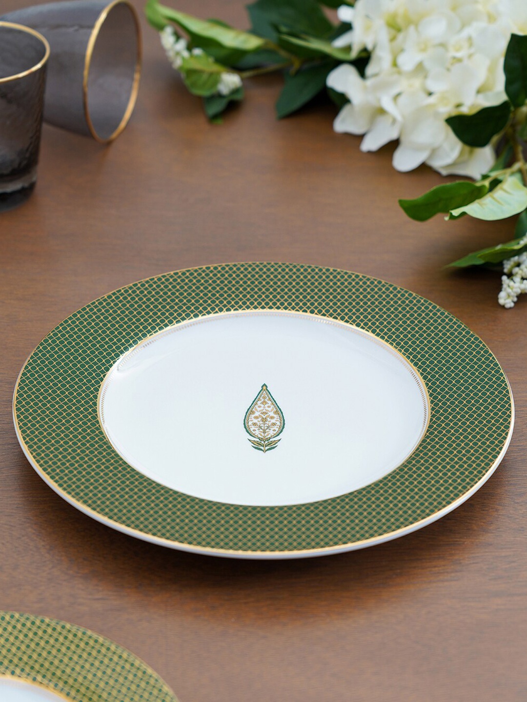 

Pure Home and Living Set Of 2 Green & White Dishwasher & Microwave safe Porcelain Plates