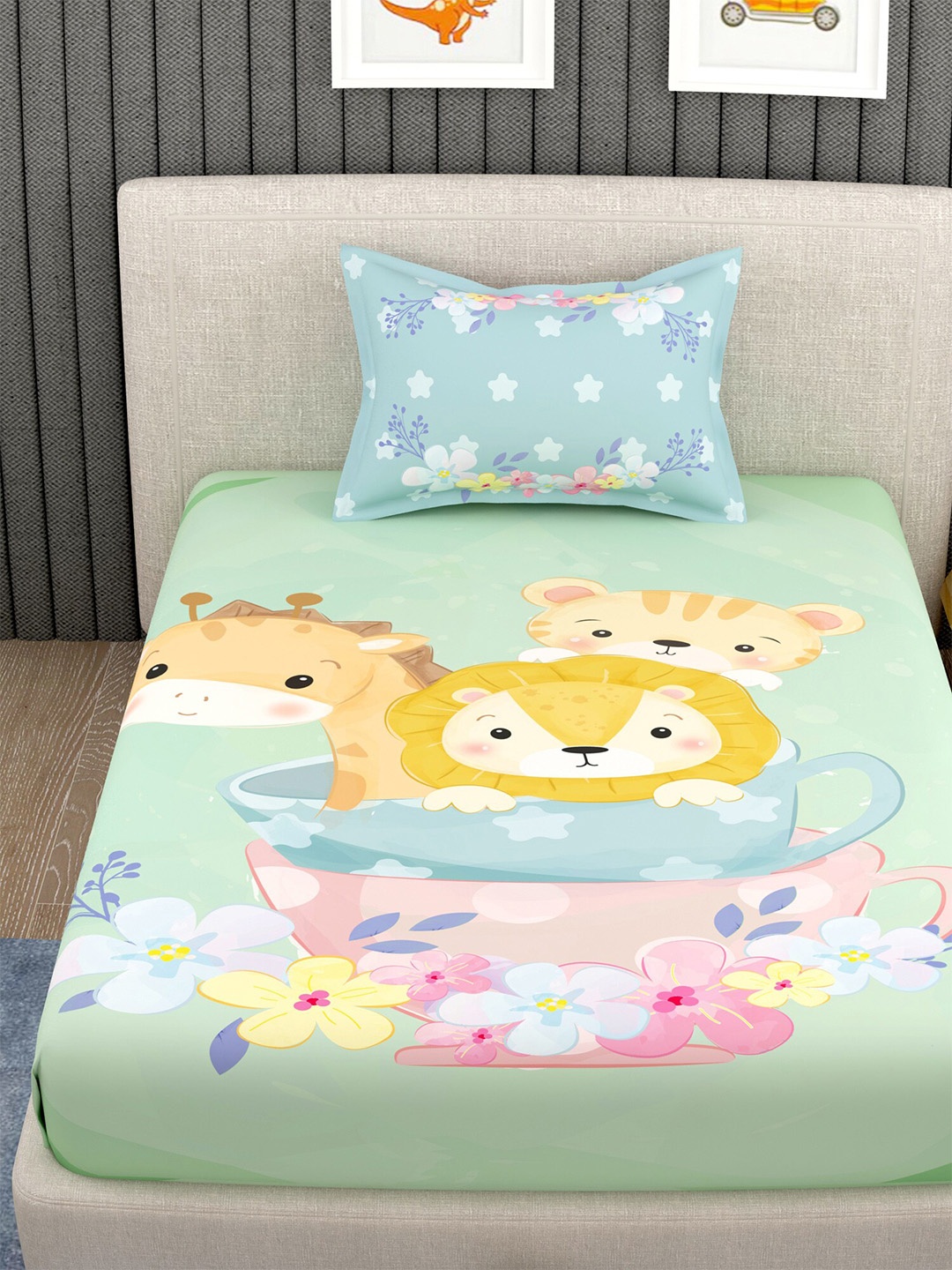

EverHOME Green & White Graphic 160 TC Single Bedsheet with 1 Pillow Covers