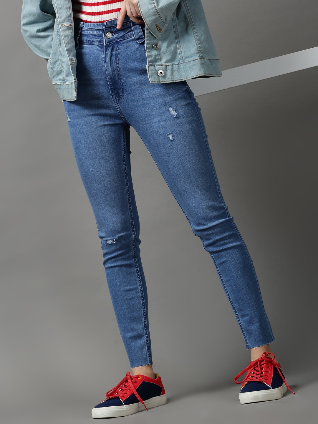

SHOWOFF Women Blue Skinny Fit Mildly Distressed Light Fade Stretchable Jeans