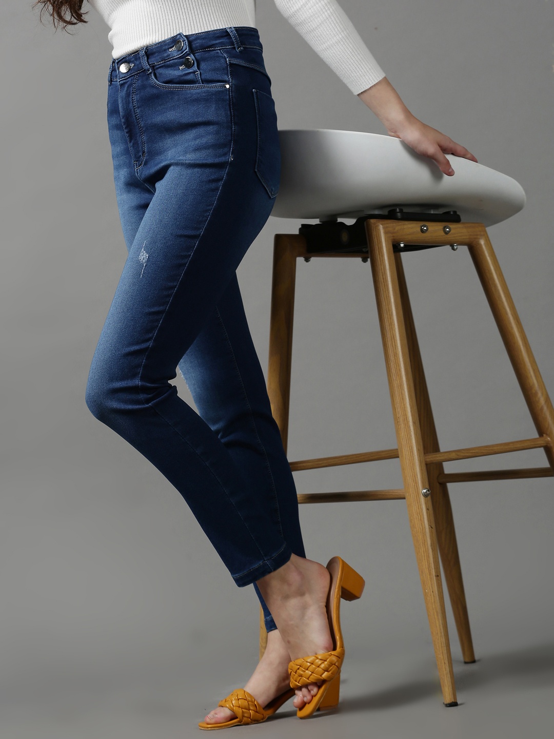 

SHOWOFF Women Blue Skinny Fit Mildly Distressed Light Fade Stretchable Jeans