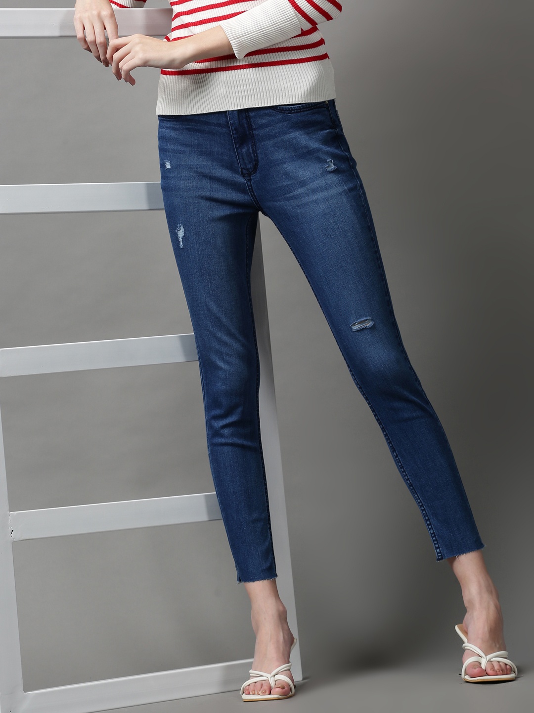 

SHOWOFF Women Blue Skinny Fit Mildly Distressed Light Fade Stretchable Jeans