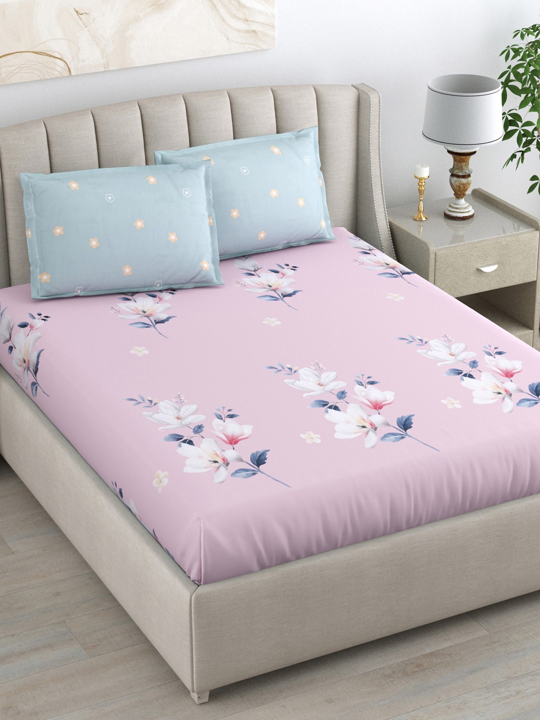 

DREAM WEAVERZ Pink & White Floral 220 TC King Bedsheet with 2 Pillow Covers