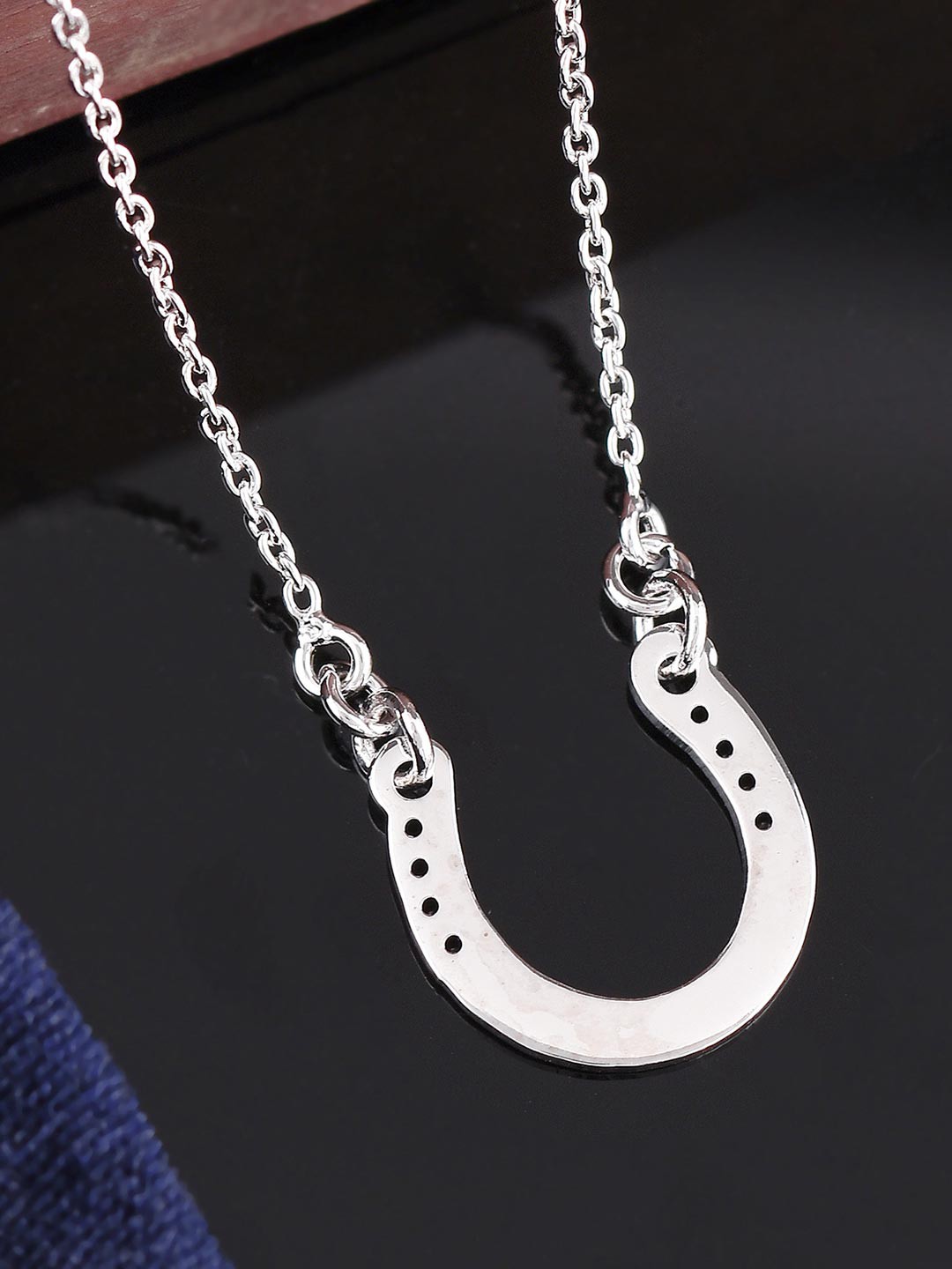 

Tistabene White Rhodium-Plated Horse Shoe Pendant With Chain