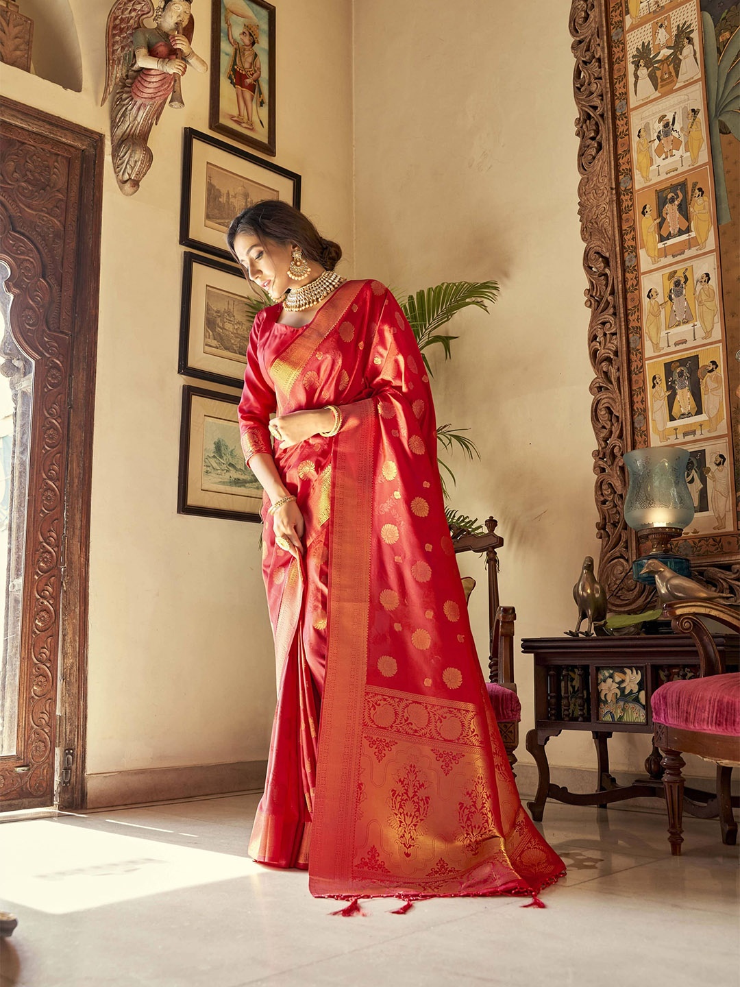 

elora Red & Gold-Toned Floral Zari Silk Blend Banarasi Saree