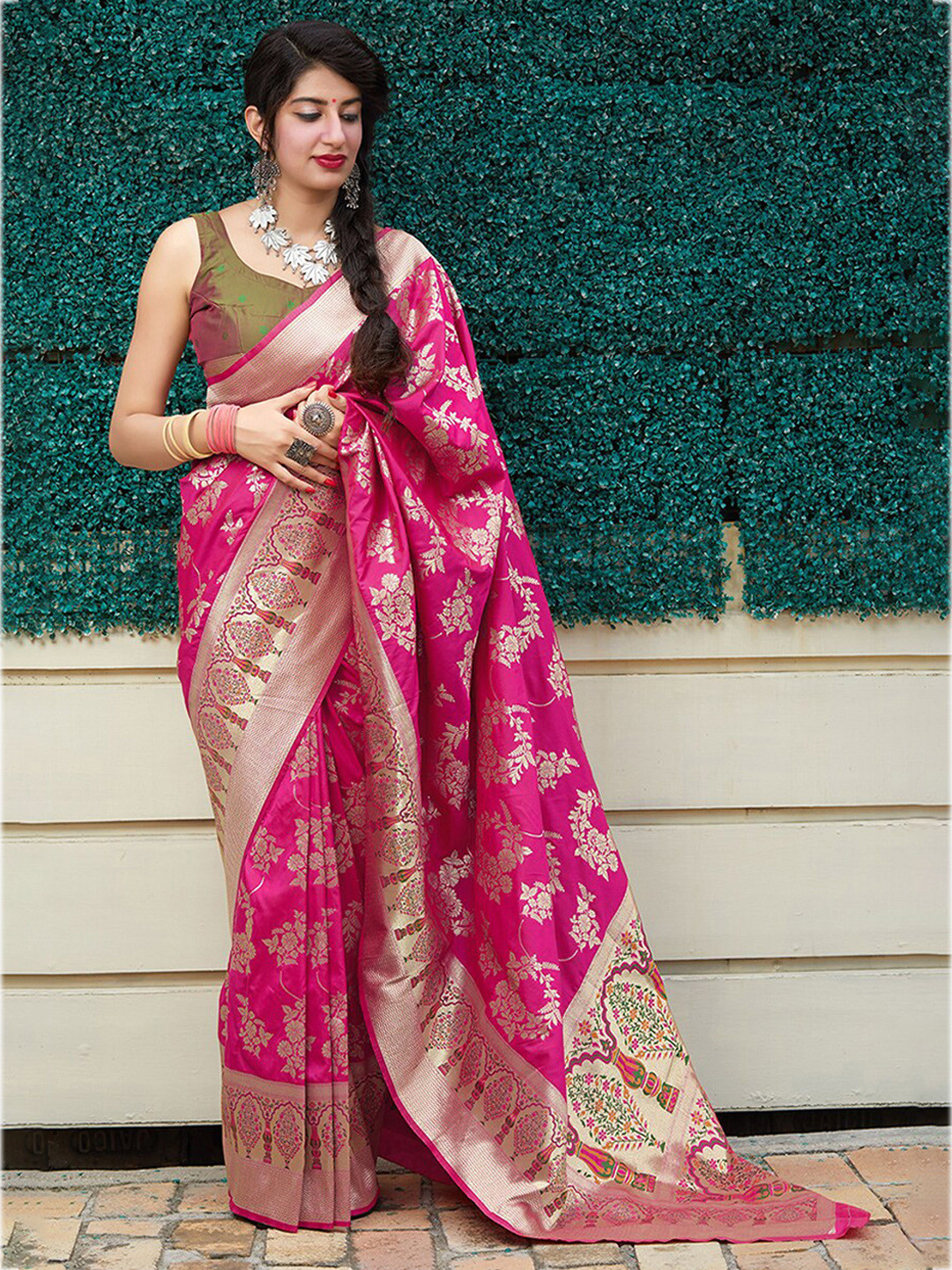 

MONJOLIKA FASHION Pink & Gold-Toned Floral Zari Banarasi Saree