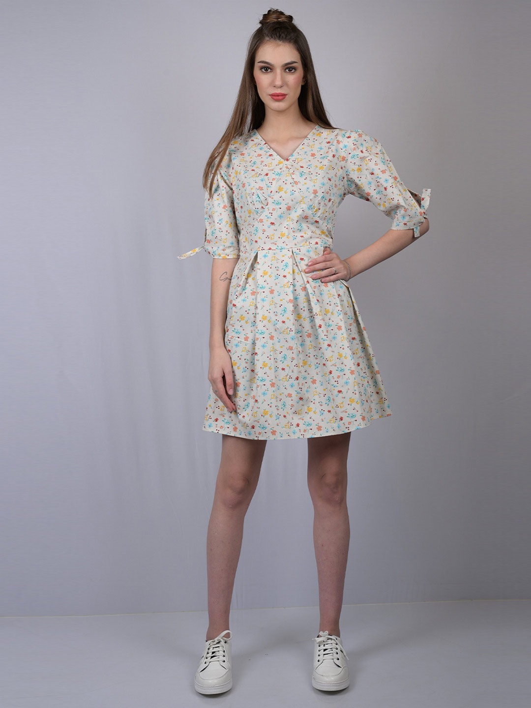 

OWO THE LABEL Beige & Blue Floral Printed Mini Dress