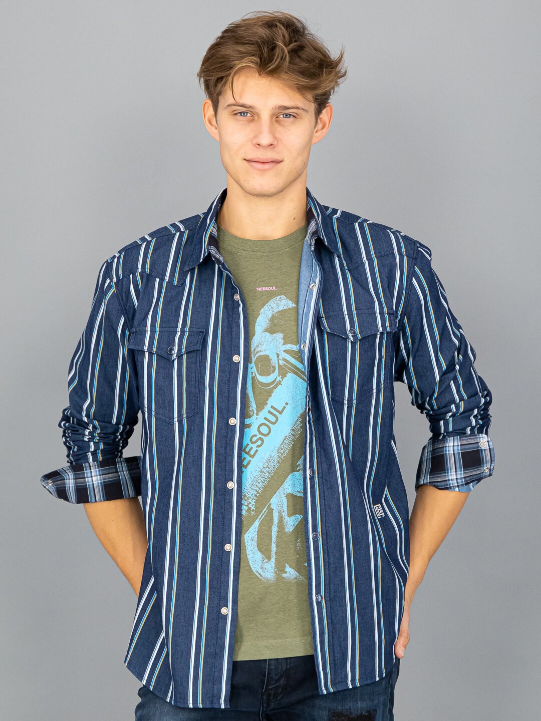 

FREESOUL Men Blue Striped Slim Fit Cotton Casual Shirt