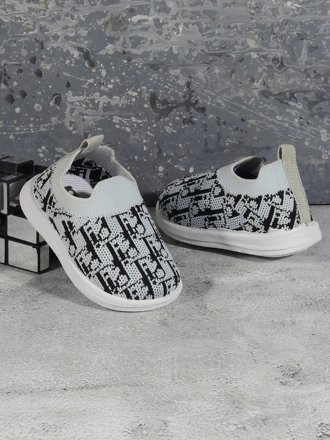 

Jazzy Juniors Unisex Kids Grey Printed Slip-On Sneakers