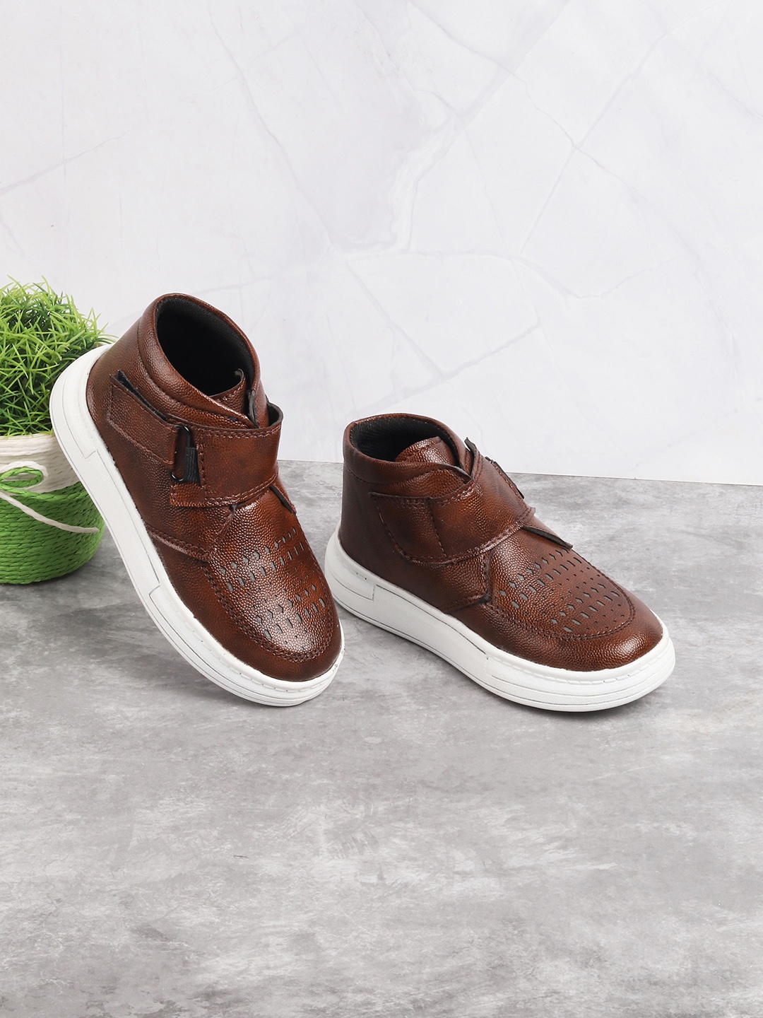 

Jazzy Juniors Boys Brown Laser Cuts Sneakers