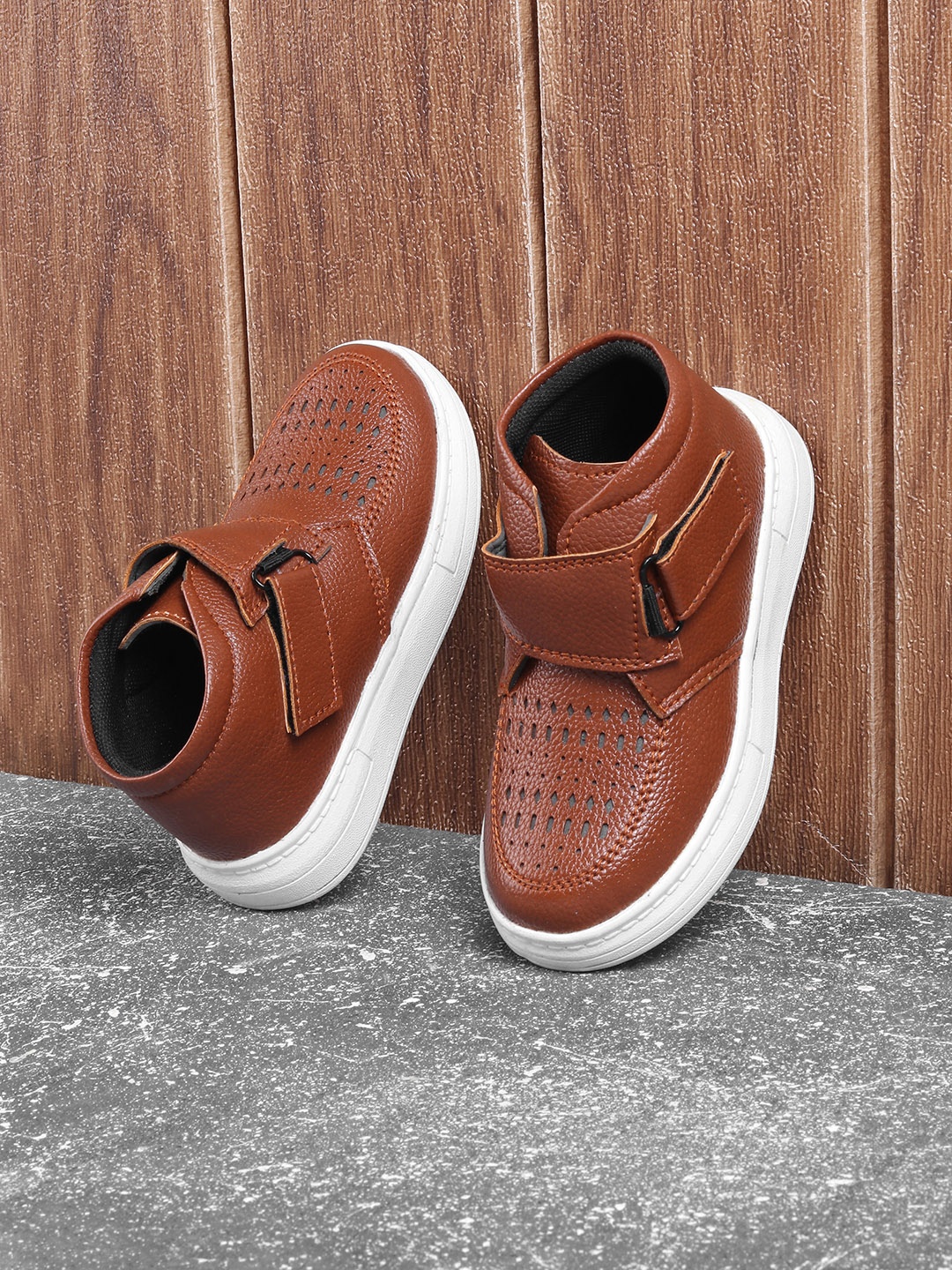 

Jazzy Juniors Boys Tan Woven Design Sneakers