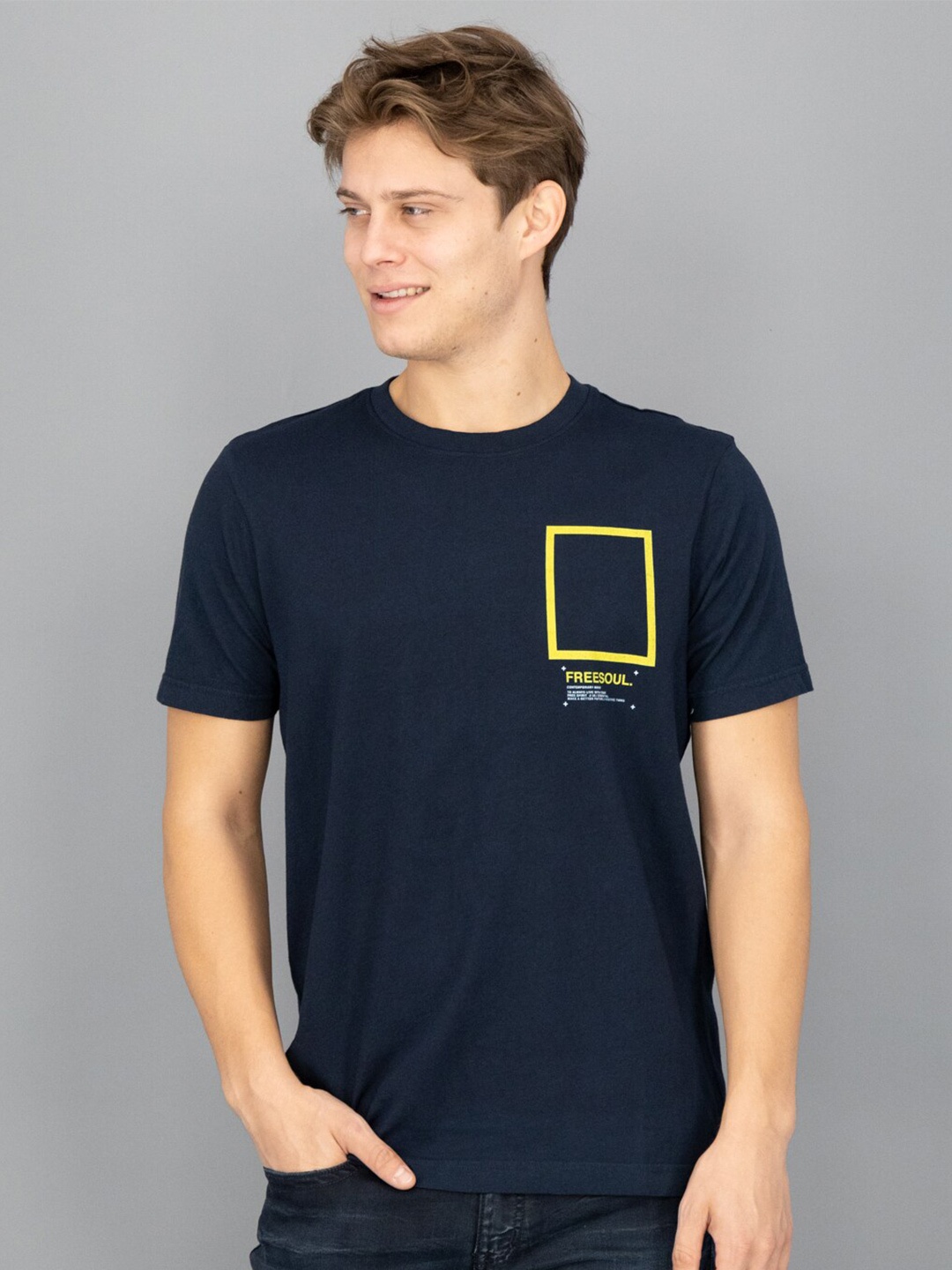

FREESOUL Men Blue & Fluorescent Green Printed Cotton T-shirt