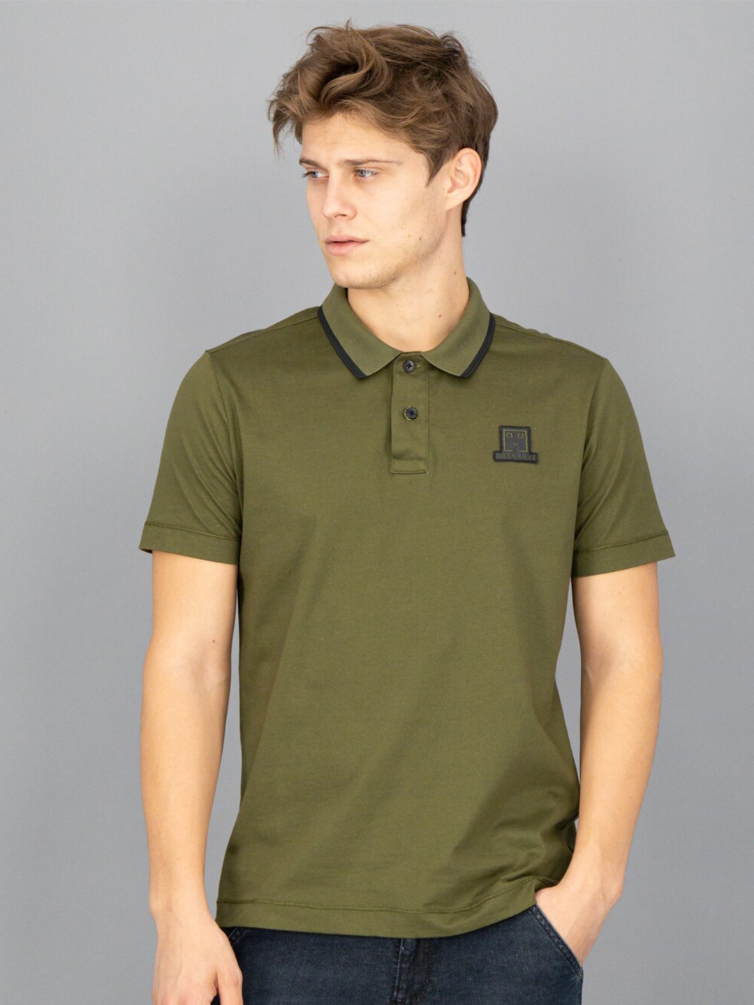 

FREESOUL Men Olive Green Polo Collar Applique Cotton T-shirt