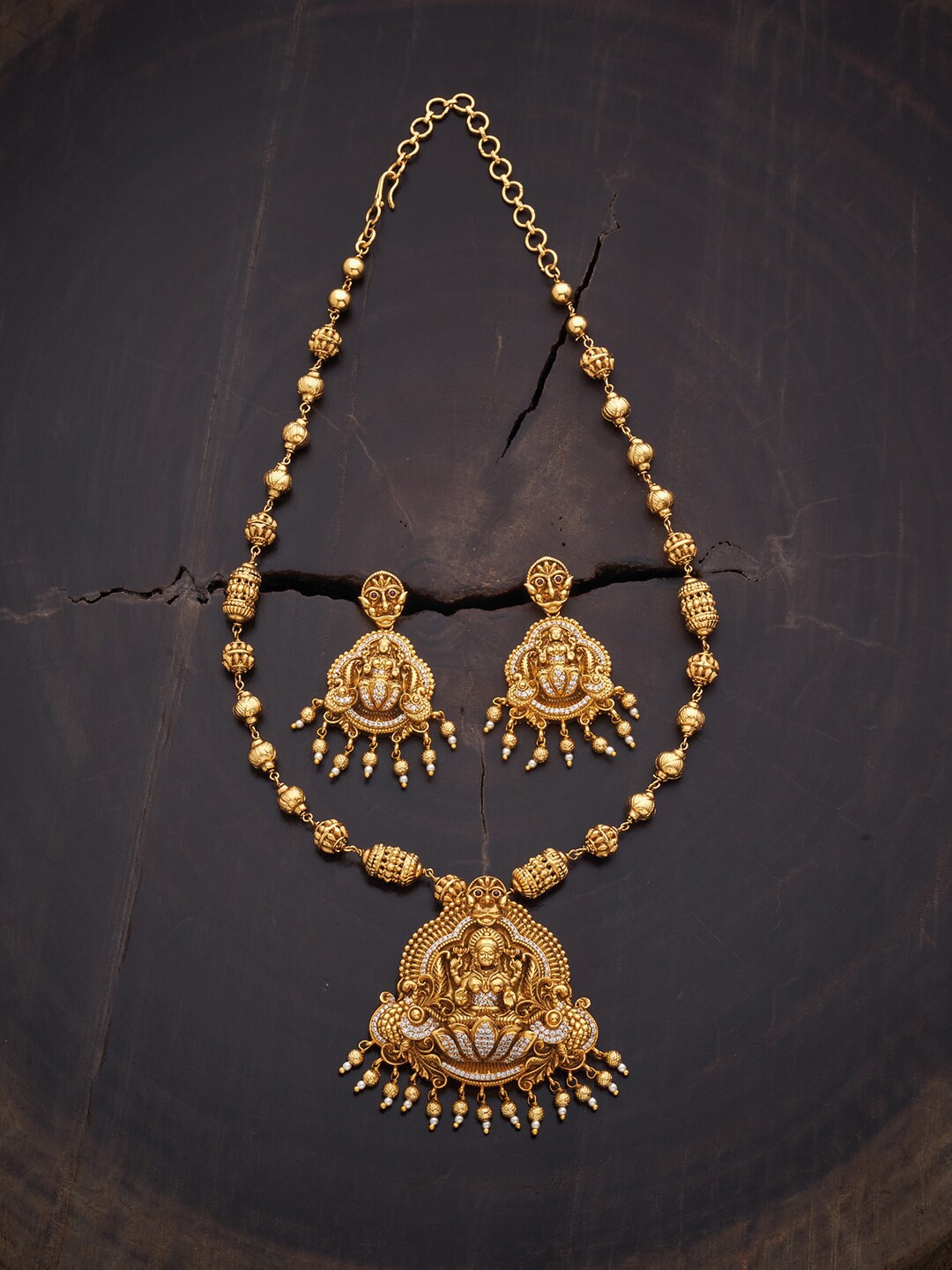 

Kushal's Fashion Jewellery Gold-Toned Gold-Plated Stone-Studded & Beaded Jewellery Set
