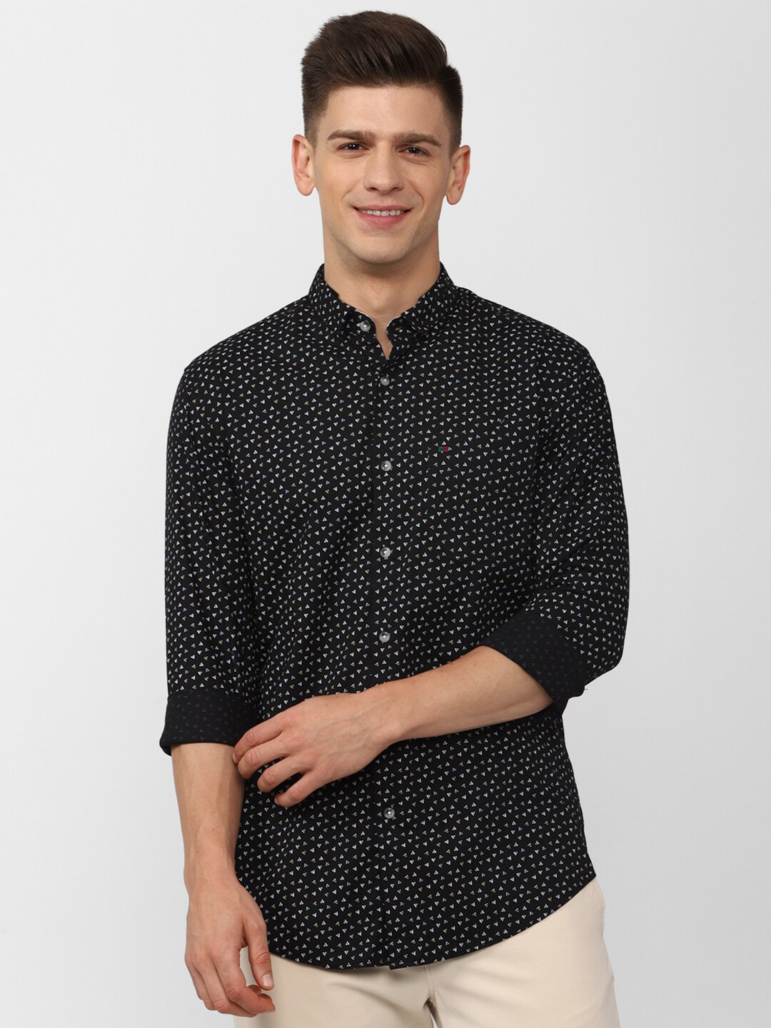 

Peter England Casuals Men Black Slim Fit Printed Casual Shirt