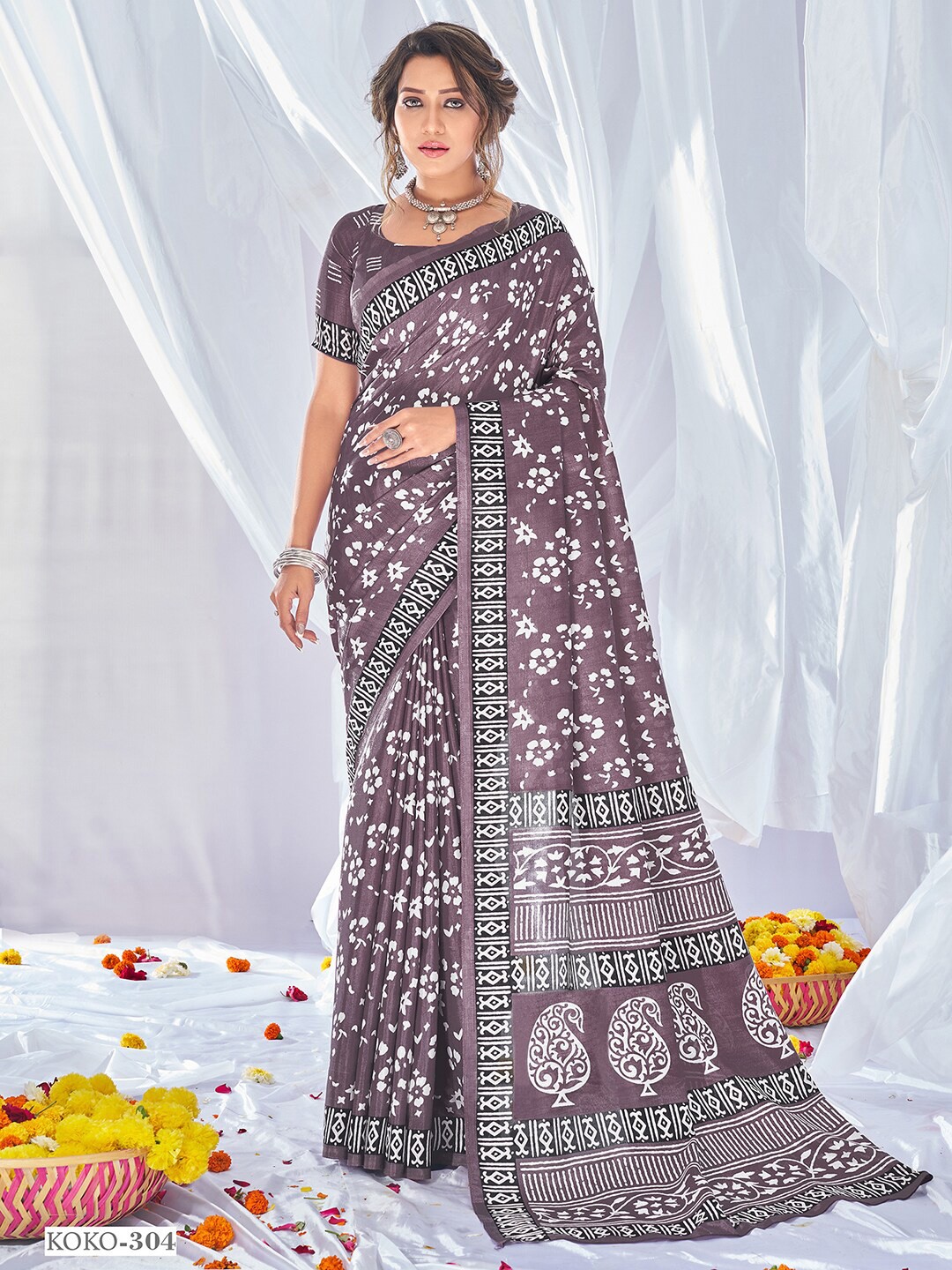 

Mitera Mauve & Off White Ethnic Motifs Bagru Saree