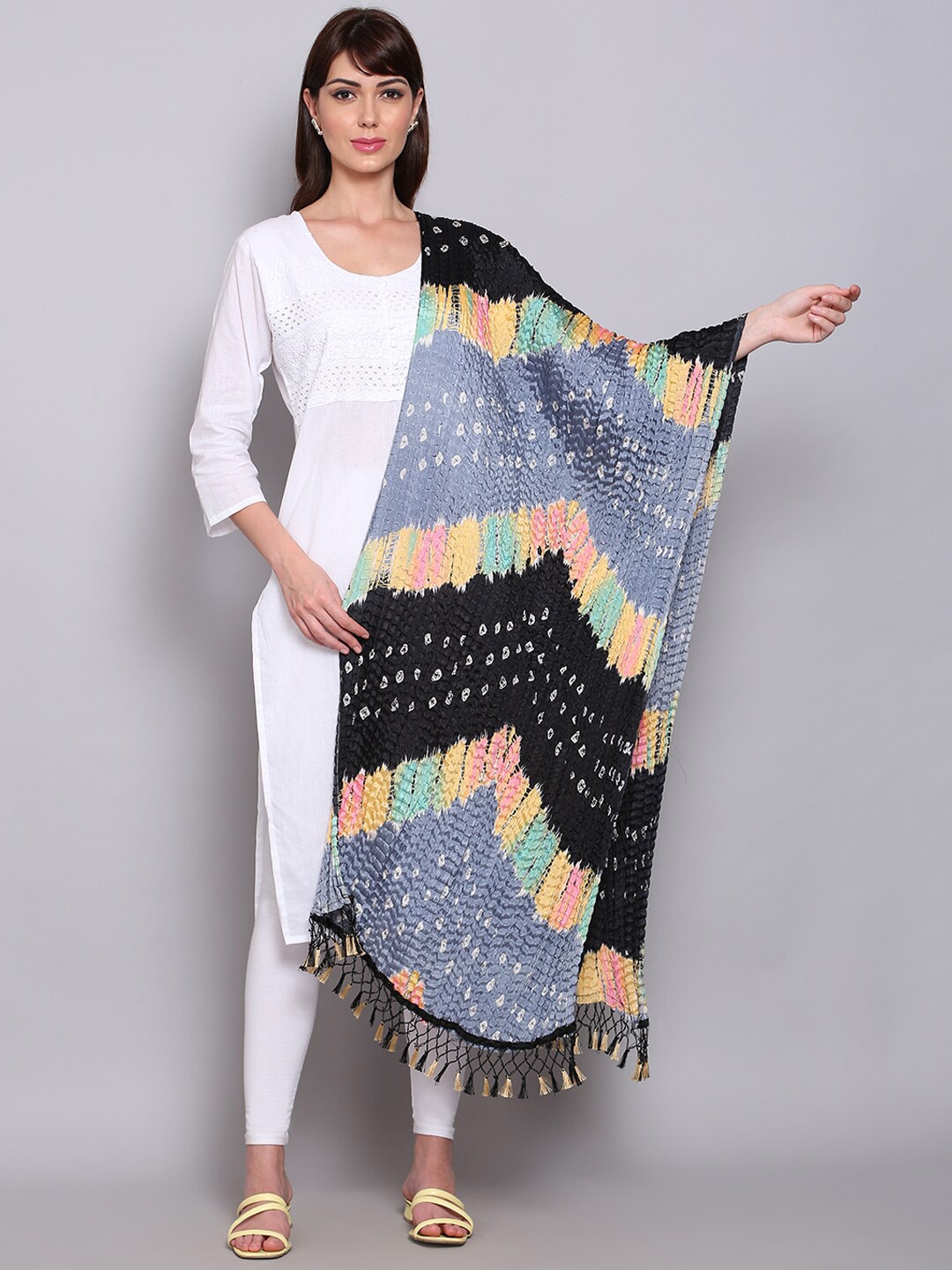 

Miaz Lifestyle Black & Grey Printed Bandhani Dupatta