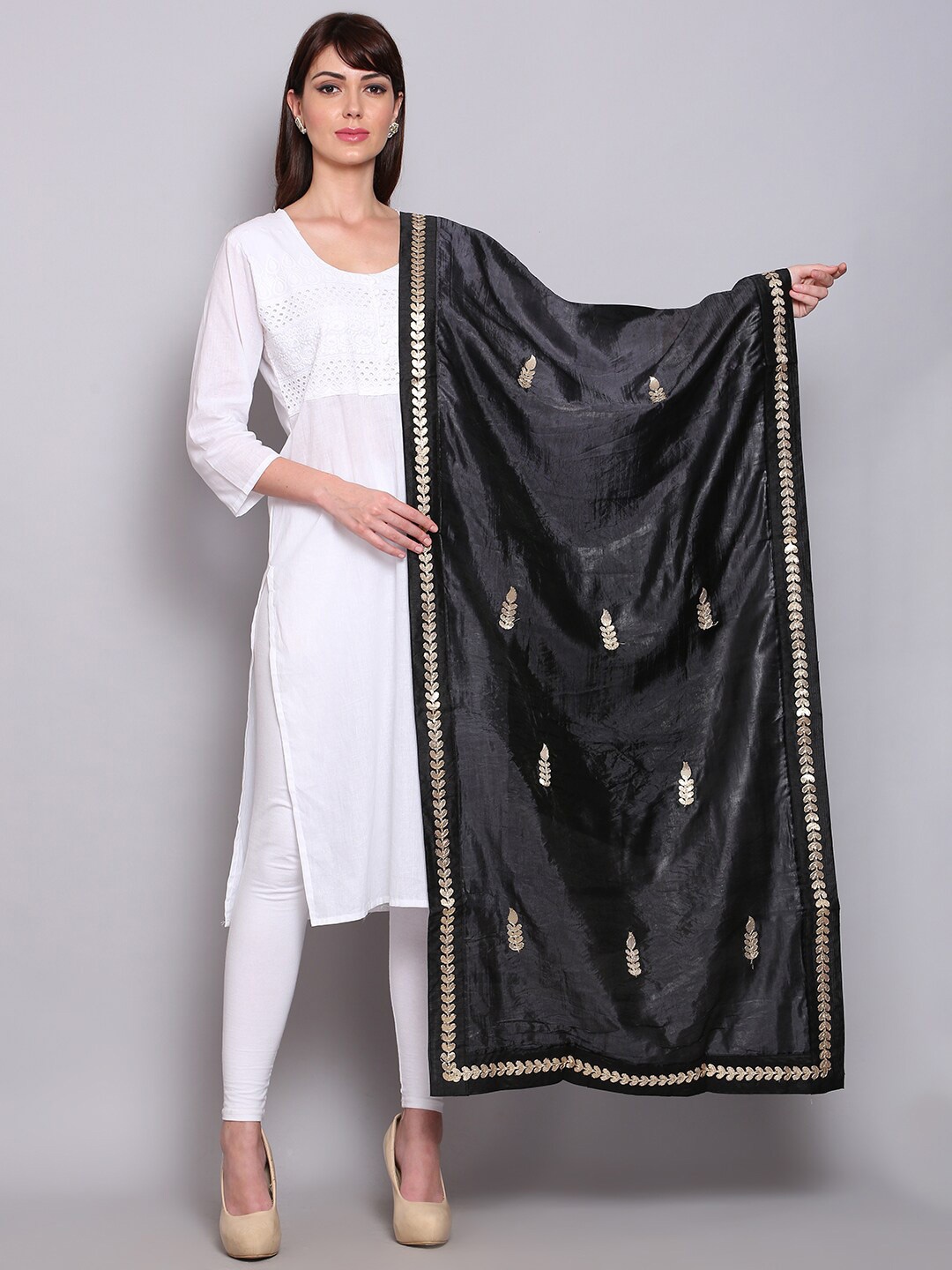 

Miaz Lifestyle Women Black & Gold-Toned Woven Design Dupatta with Gotta Patti