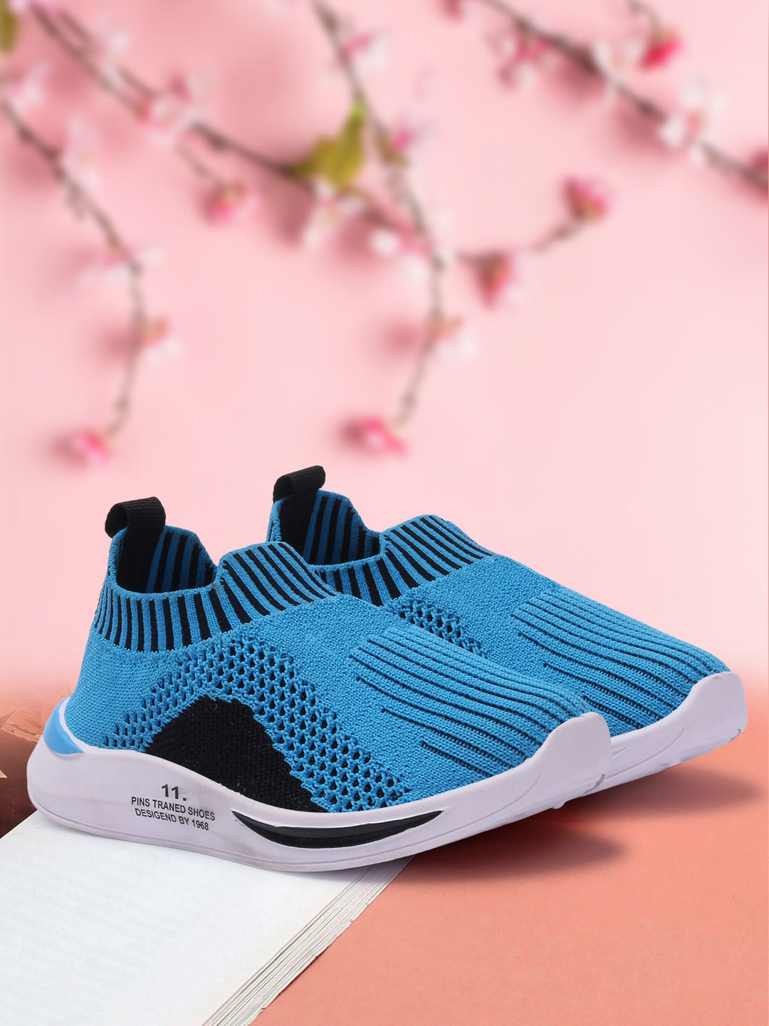 

YK Boys Blue & Black Textured Slip-On Sneakers
