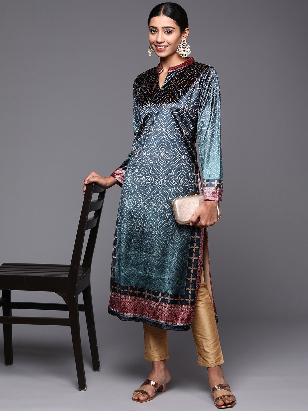 

Libas Women Blue & White Bandhani Printed Floral Velvet Kurta