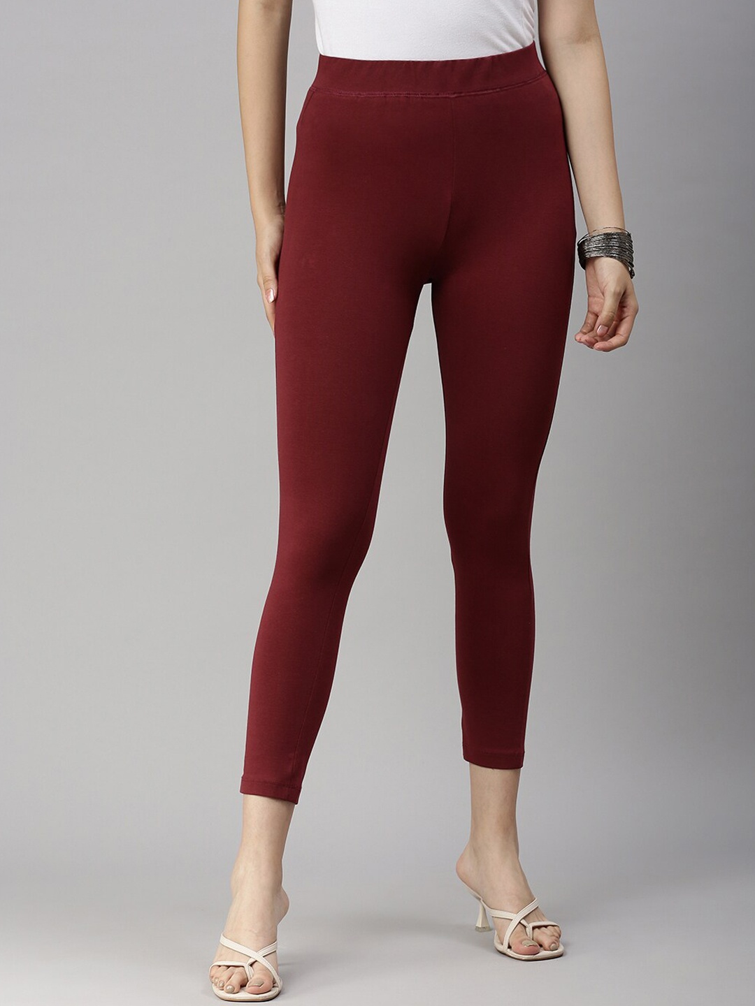 

De Moza Women Maroon Solid Three-Fourth Length Leggings