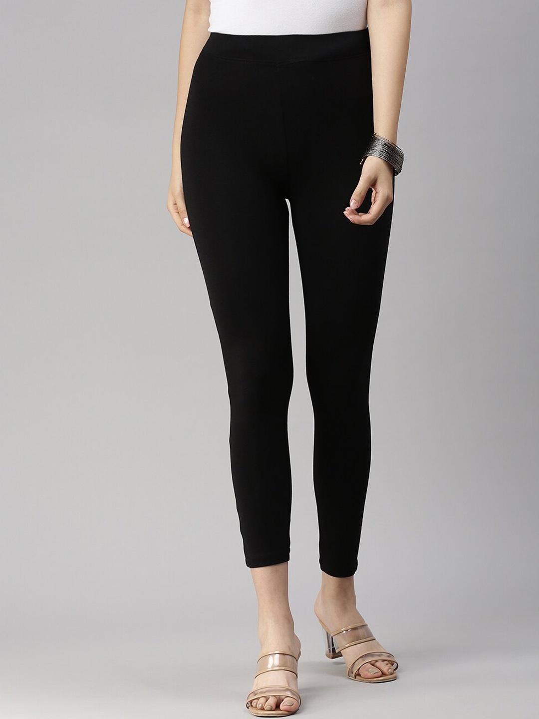 

De Moza Women Black Solid Three-Fourth Length Leggings